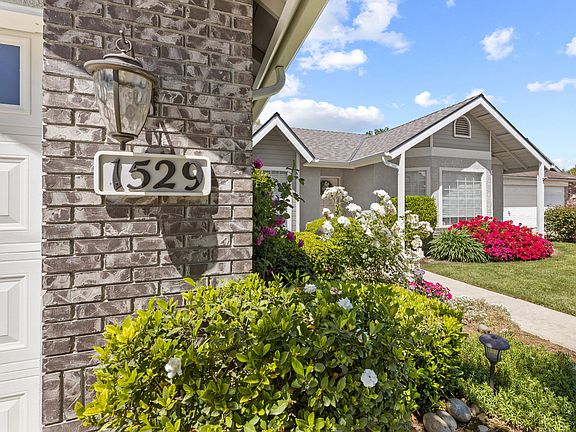 2nd image of 1529 S Cottonwood Court