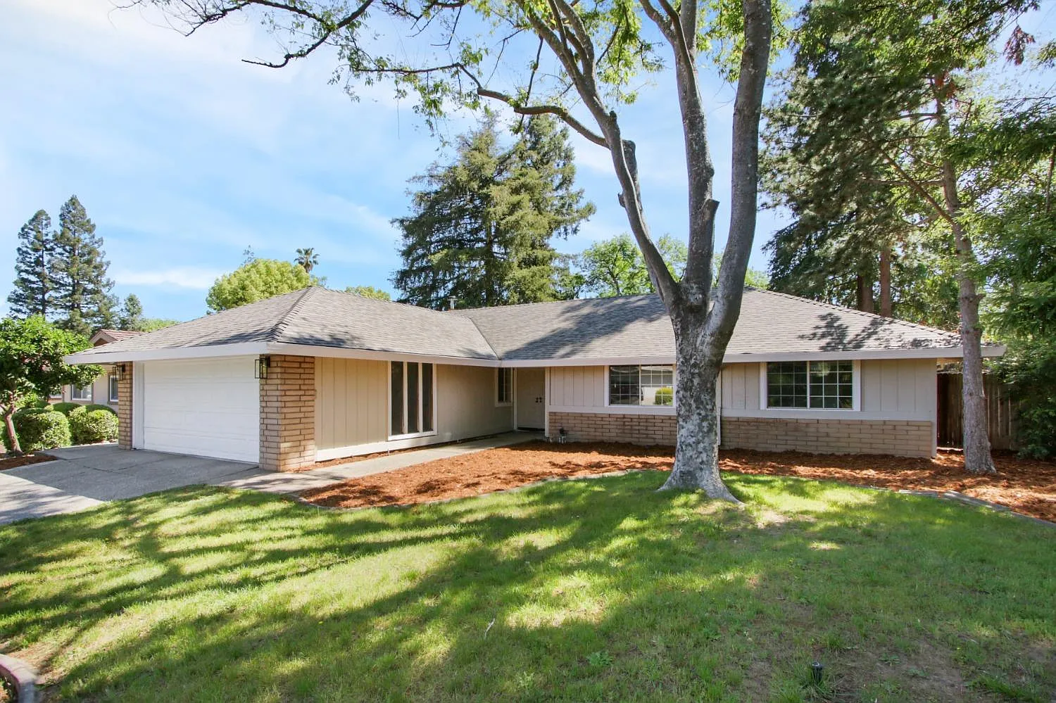 5445 Elsinore Way photo 1