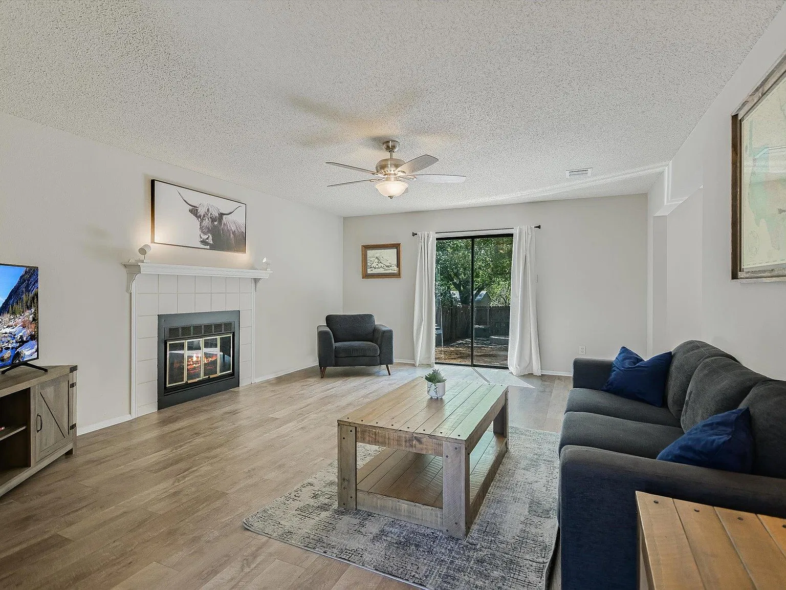 3 bed, 2.5 bath, 1422 sqft, $2,200 — Photo 2