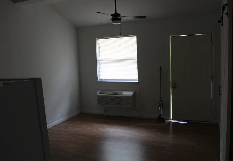 1071 White Ave — Photo 2