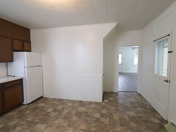 5th image of 419 Maple St Floor 1