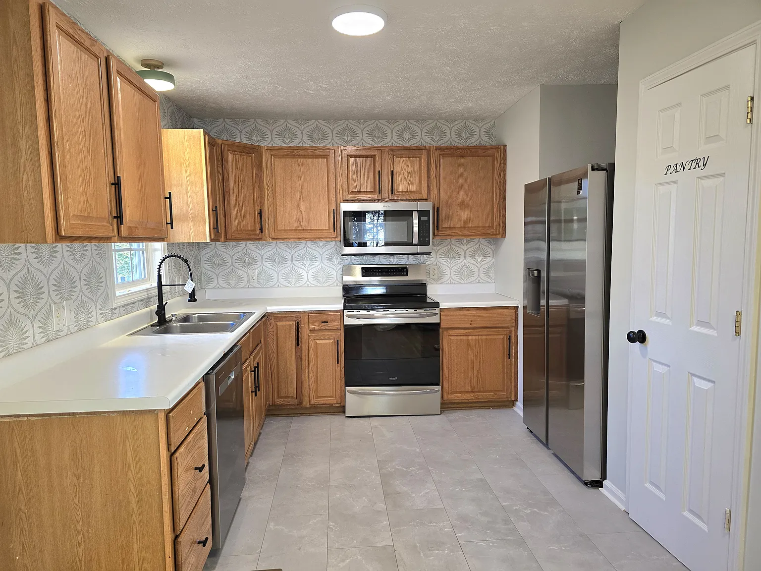 3 bed, 1200 sqft, $1,400 — Photo 2