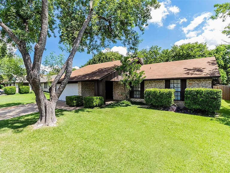 906 Red Cliff Dr — Photo 2
