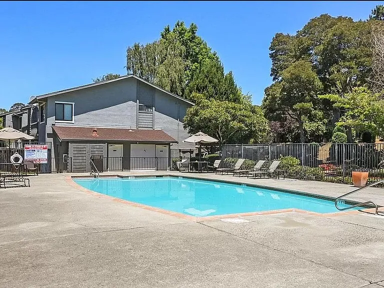 900 Cambridge Dr — Photo 12