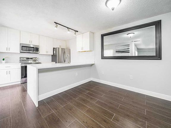 5th image of 426 Live Oak Ln