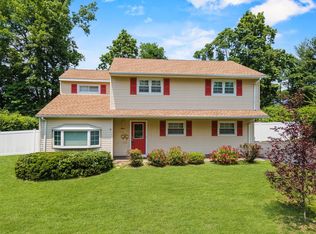 15 Tennyson Dr, Nanuet, NY 10954