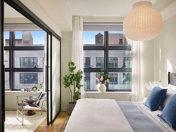 3rd image of 547 W 47th St Room 519