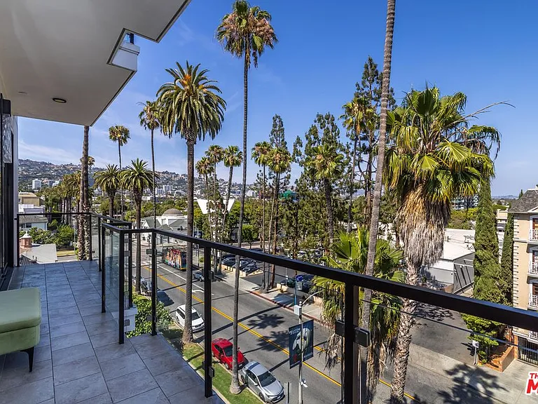 137 N Doheny Dr #4 — Photo 16