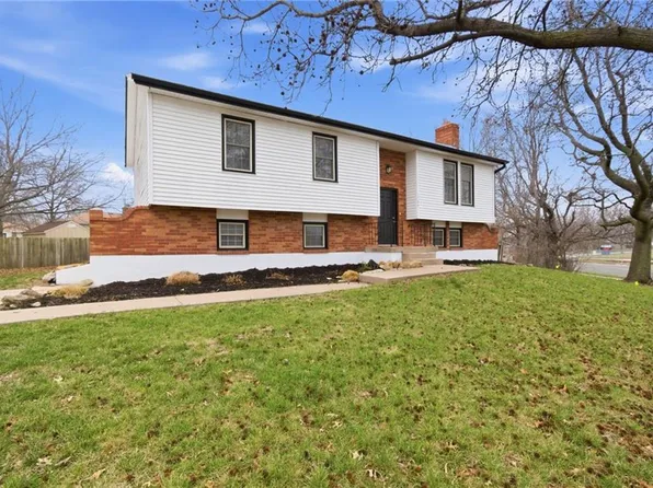 1724 SE 5th Ter, Lees Summit, MO 64063