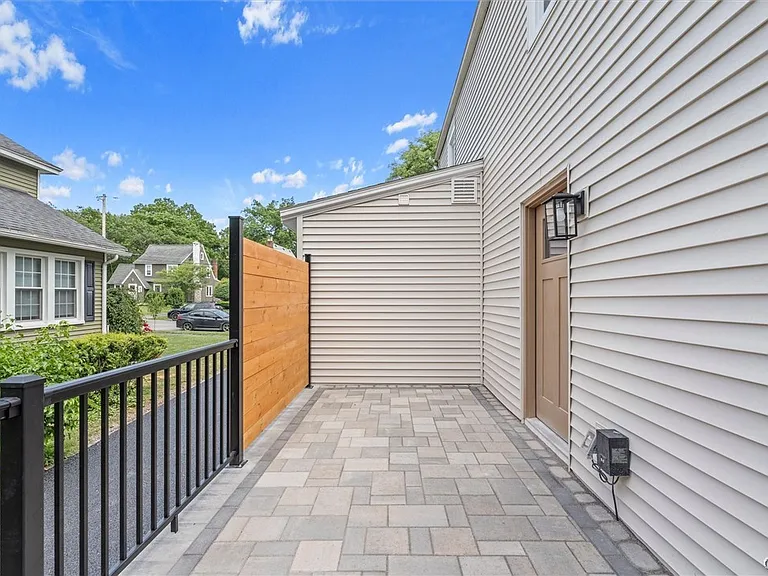 106 Wellington Rd — Photo 40