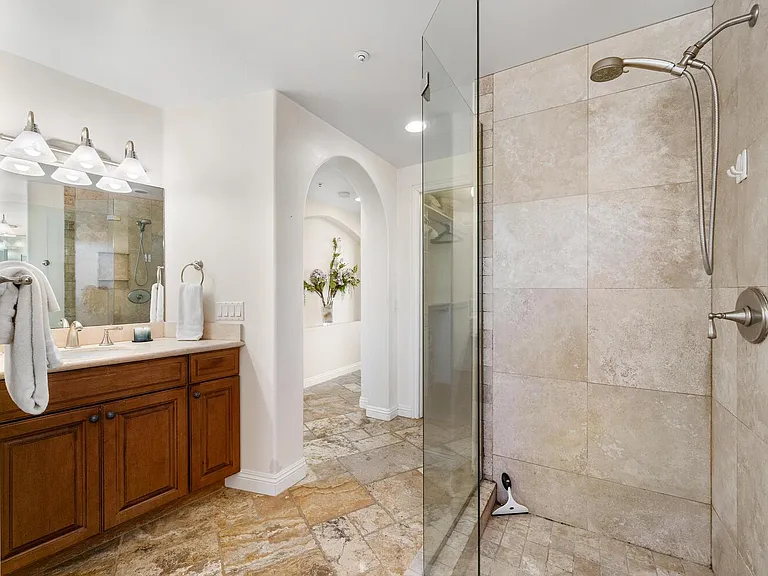 255 La Paloma — Photo 34