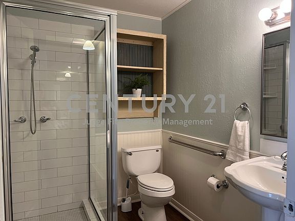 5th image of 210 University Ave