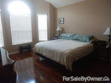Master Bedroom : Bay windows