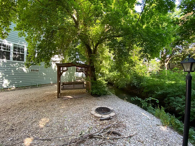 1076 Canyon Rd — Photo 3