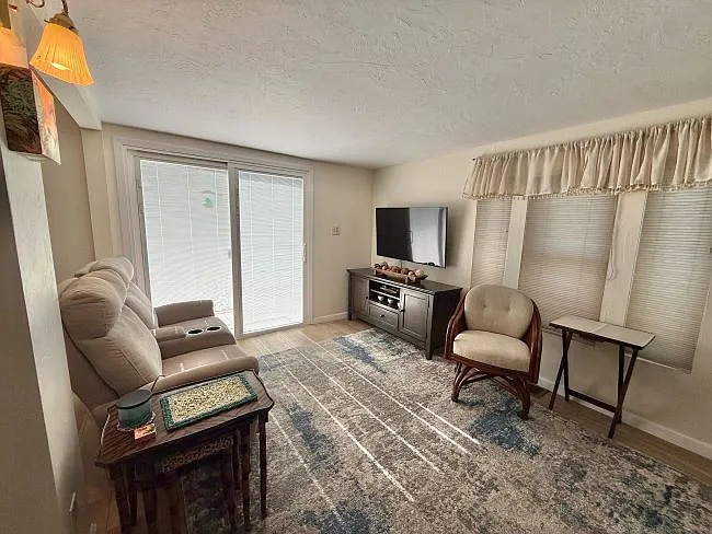 2 bed, 403 sqft, $1,400 — Photo 3