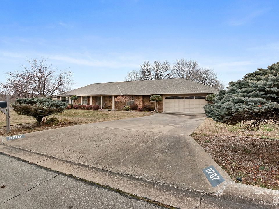 1st image of 2707 W Chateau Dr
