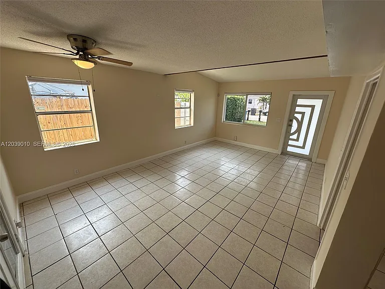 4410 SW 39th St — Photo 9