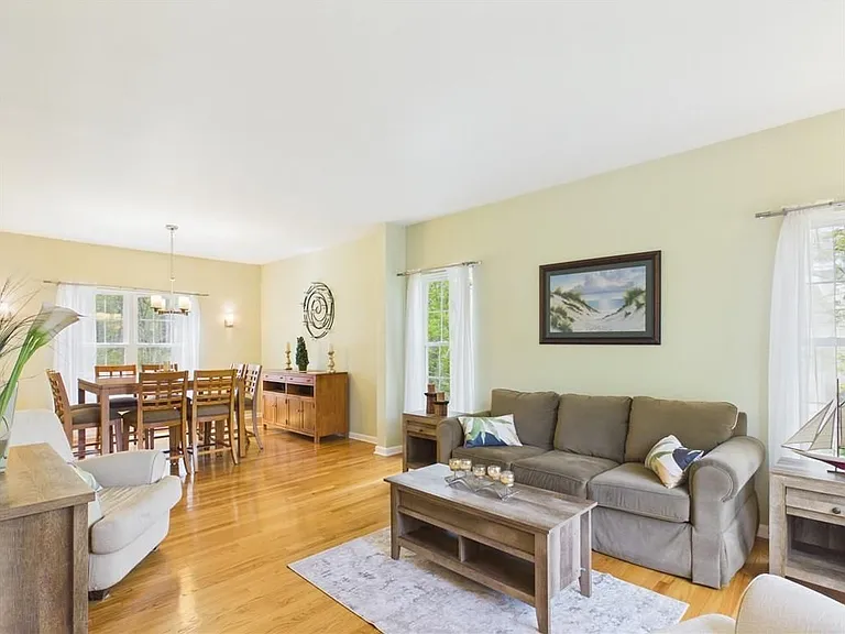 23 Beechwood Hollow St — Photo 3