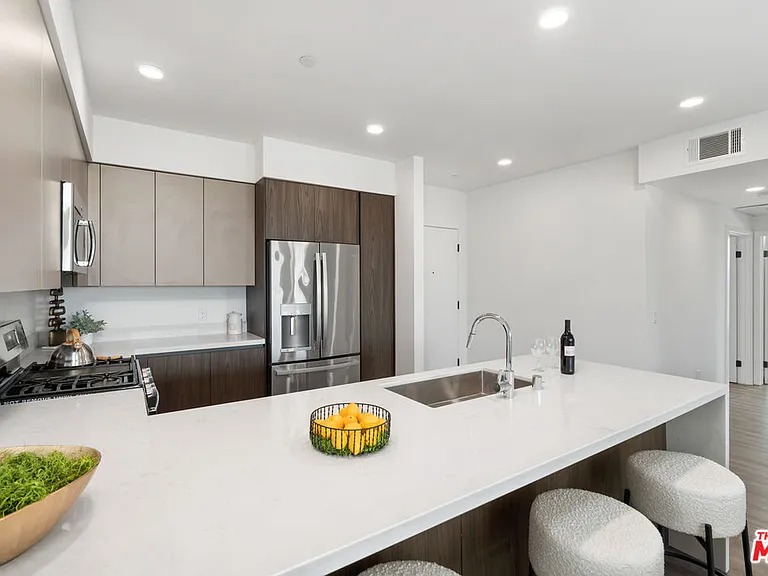 6144 Whitsett Ave #302 — Photo 9
