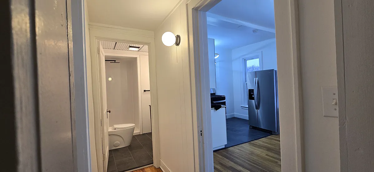 Building Photo - 401 Ann St NE #1