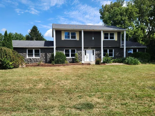 778 Breezy Woods Dr, Russiaville, IN 46979