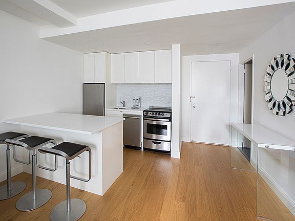4th image of 150 W 51st St APT 1906