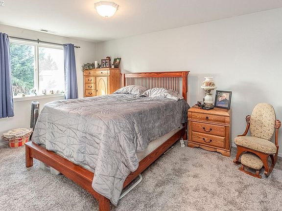 3rd image of 1885 Crescent Dr E