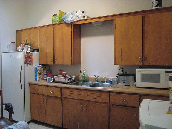 Kitchen (lived in) (belongings are from a prior tenant. These will not be in new rental)