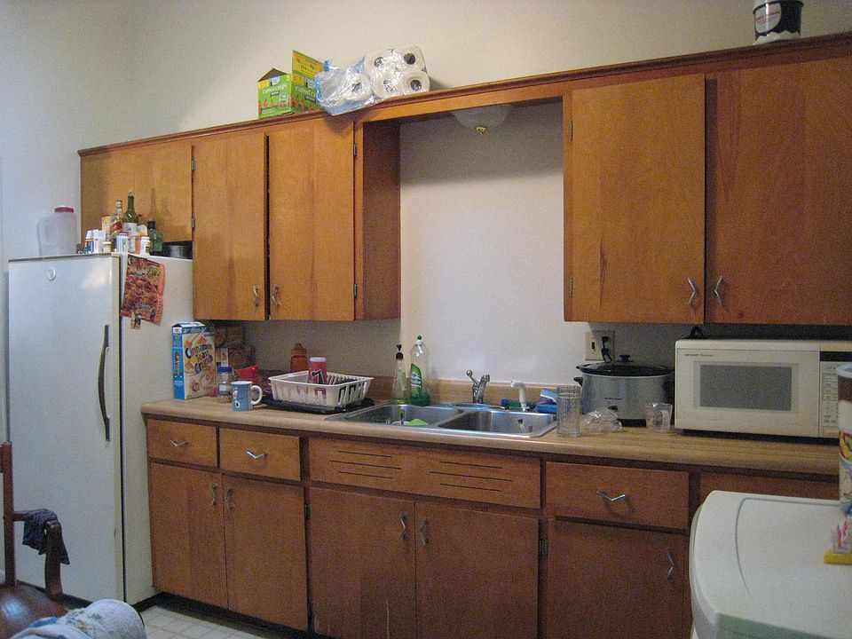 Kitchen (lived in) (belongings are from a prior tenant. These will not be in new rental)