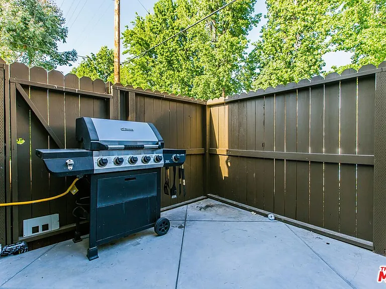 4409 Irvine Ave — Photo 23