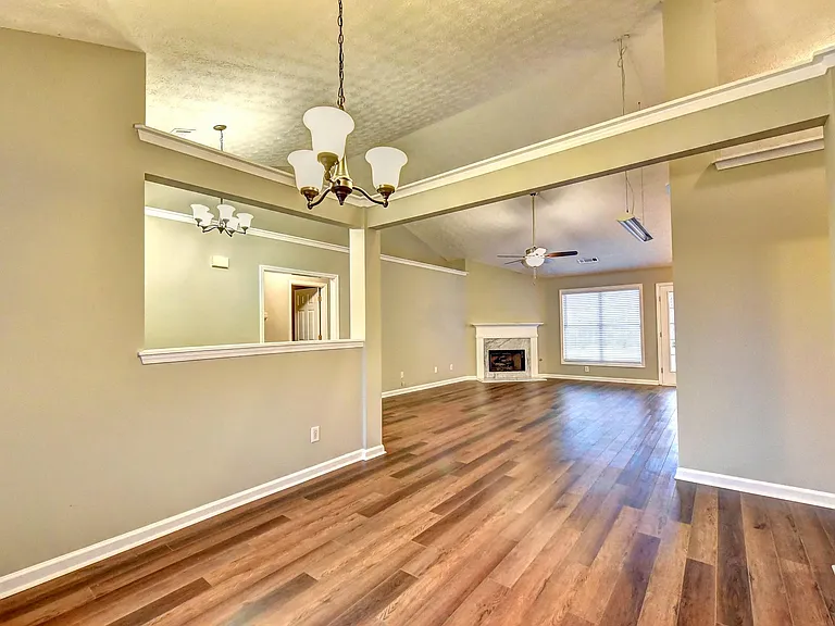 2010 Laurel Pointe Ln — Photo 2
