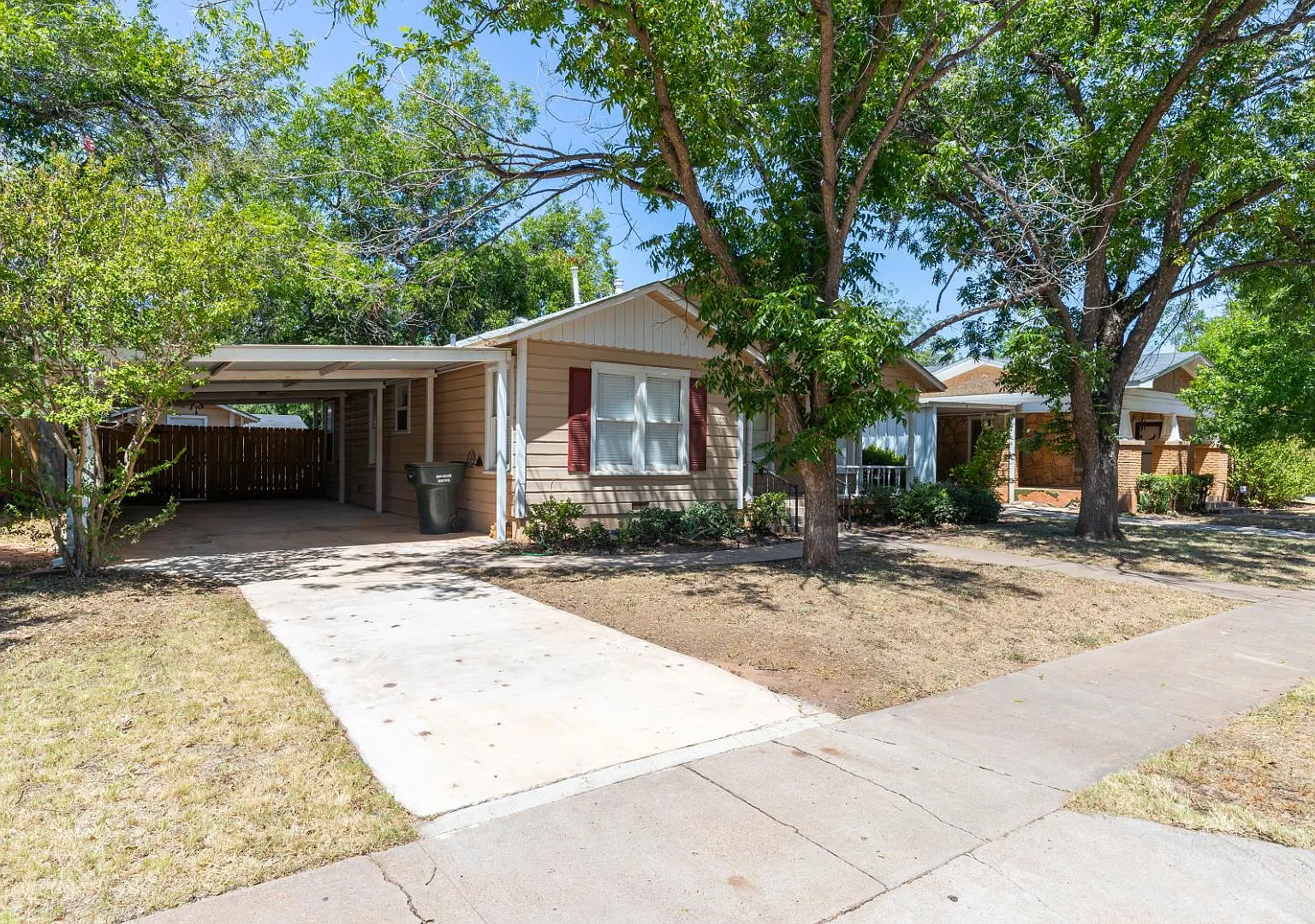 1010 Albany St — Photo 3
