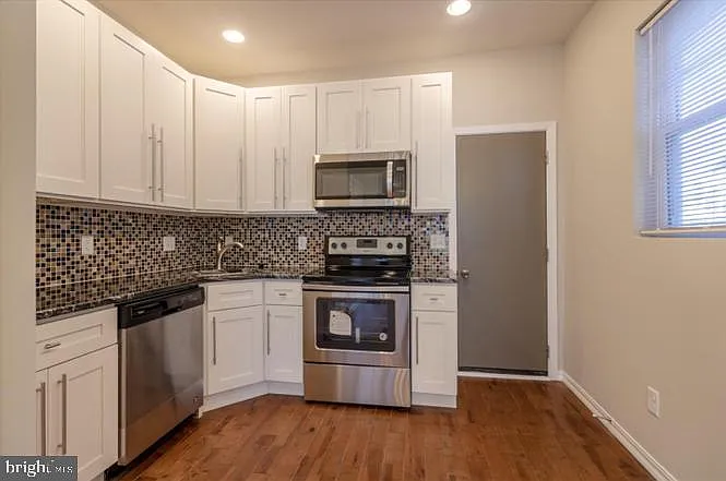 6241 N Woodstock St — Photo 4