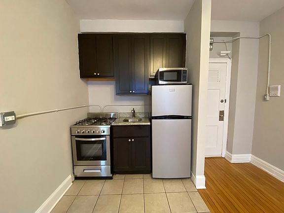 3rd image of 1204 W Granville Ave