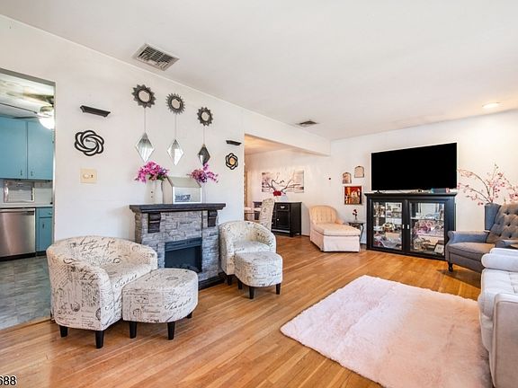 3rd image of 127 Horseneck Rd