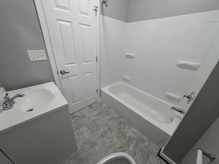 2118 E Hoffman St — Photo 3