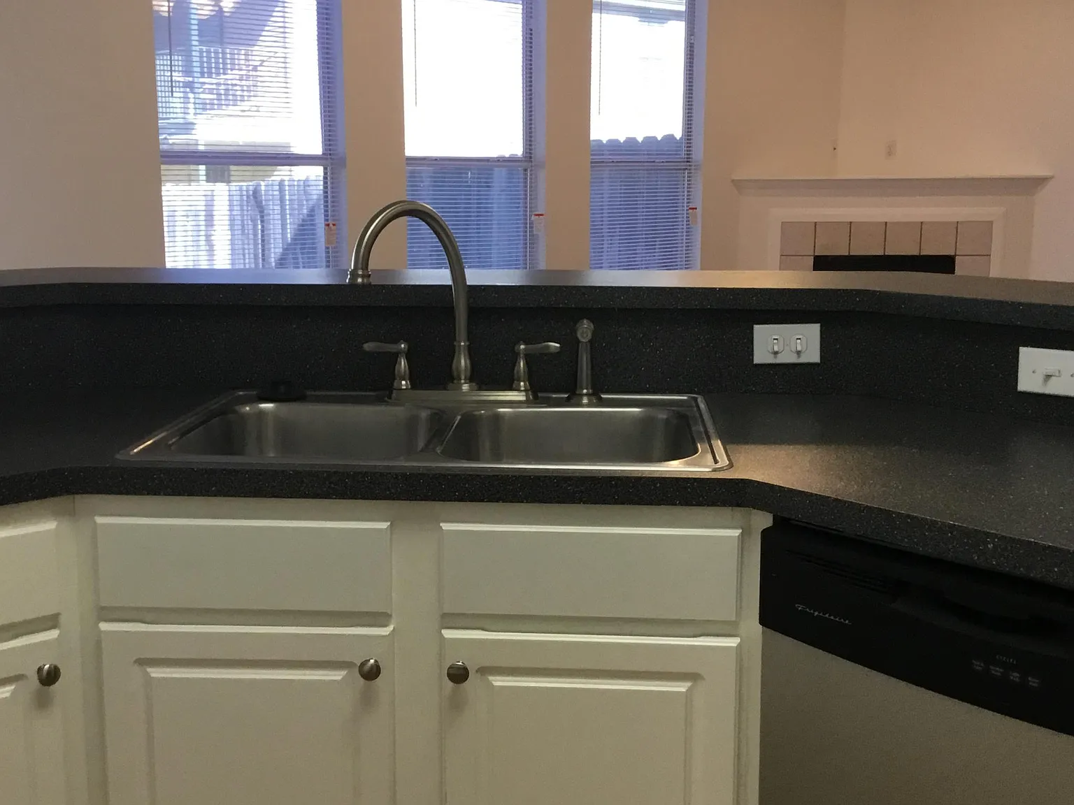 3 bed, 2.5 bath, 1425 sqft, $1,750 — Photo 3