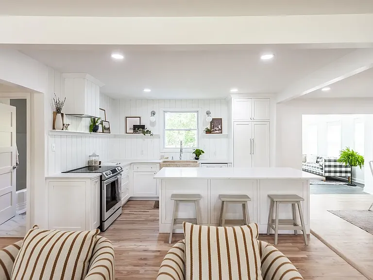 921 Lemont Ct — Photo 10