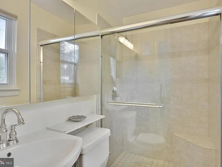 717 Hillsboro Dr — Photo 15