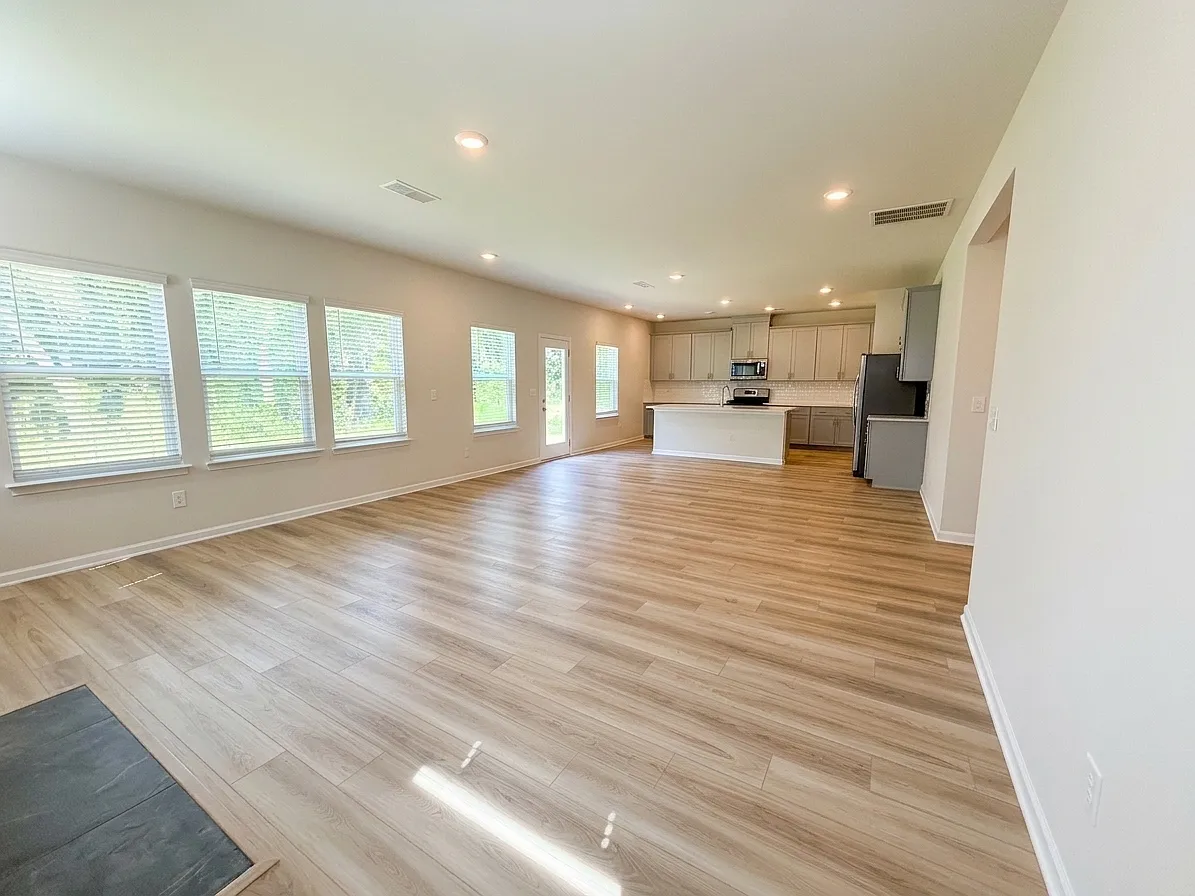 5 bed, 4.5 bath, 3252 sqft, $2,650 — Photo 3