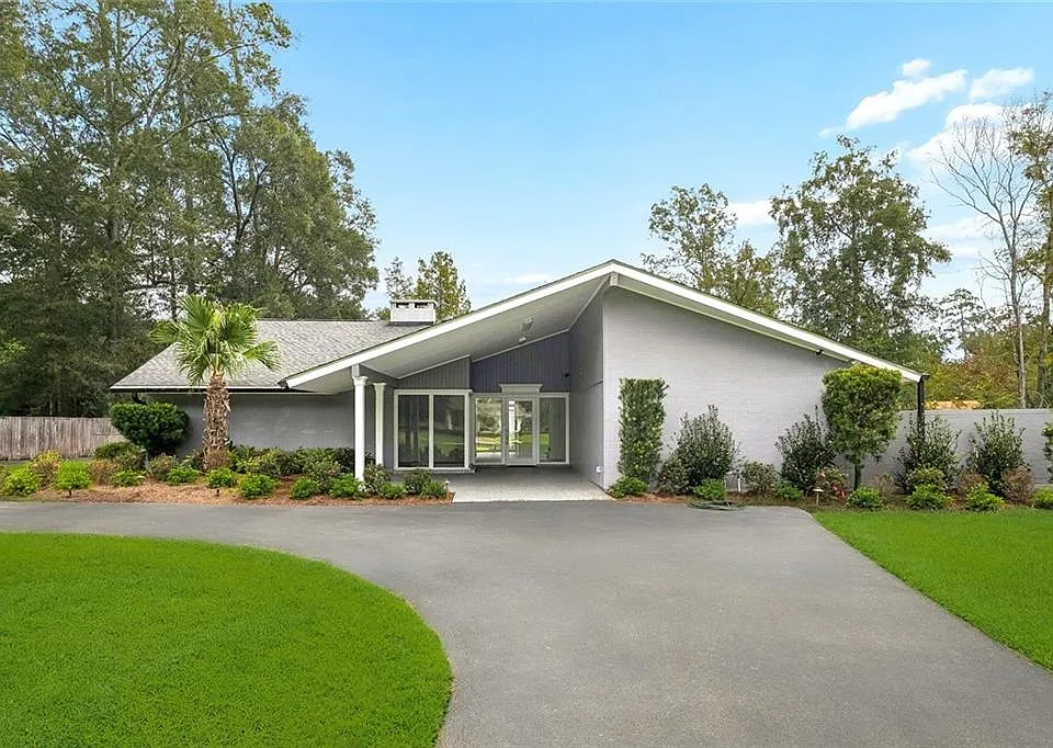 17 Wisteria Ln