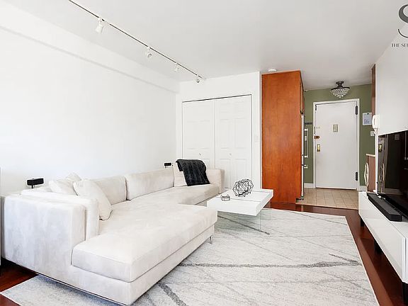 2nd image of 301 E 62nd St APT 12D