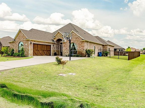 3rd image of 521 Claire Ct