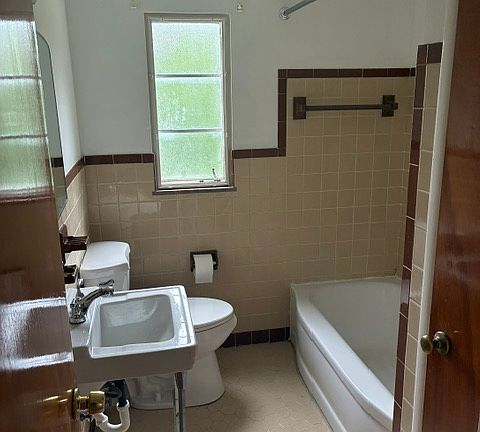 3rd image of 950 Vineshire Rd #1