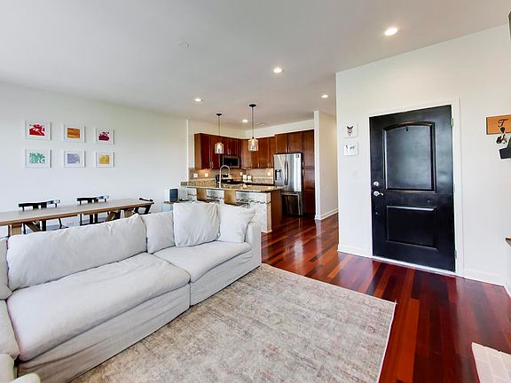 3rd image of 1927 W Irving Park Rd #4