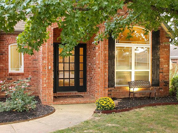 2nd image of 601 College Pl