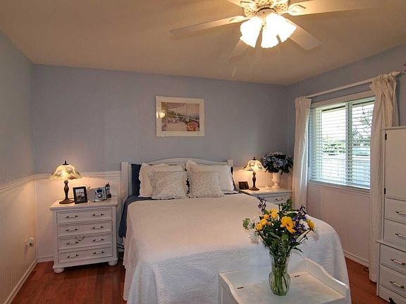 Ceiling fans, recessed lighing, dual paned windows, custom paint