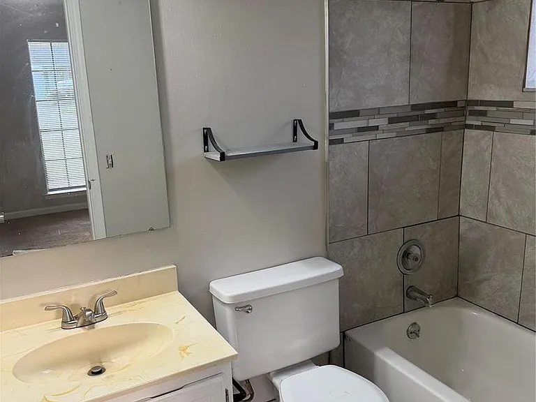 760 N Burbank Dr — Photo 12