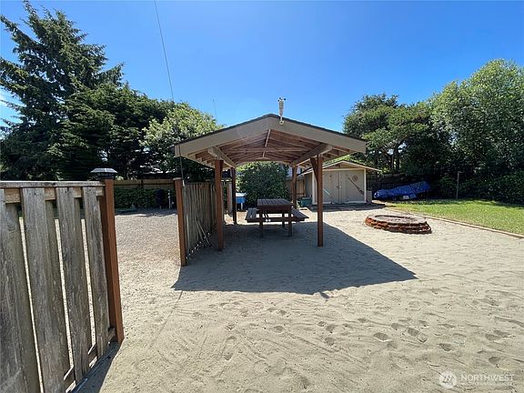 5th image of 240 Queets Street SW