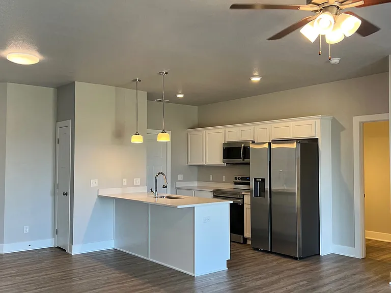 233 NW Greenway Pl — Photo 16